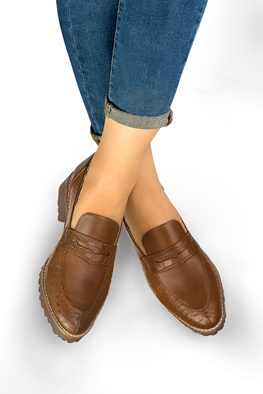 Caramel brown women's casual loafers. Round toe. Flat rubber soles. Worn view - Florence KOOIJMAN